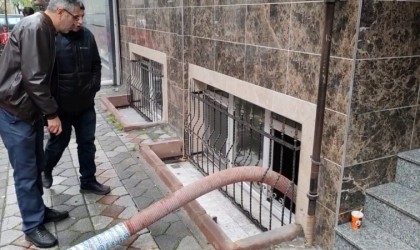 Sultangazide yağış sonrası yol çöktü, ev ve işyerlerini su bastı: Vatandaşlar İSKİye tepki gösterdi