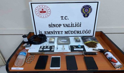 Şüphe üzerine durdurulan otomobilden uyuşturucu madde ve kesici alet çıktı: 3 tutuklama