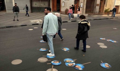 Suriyede Esadın posterleri ayaklar altında