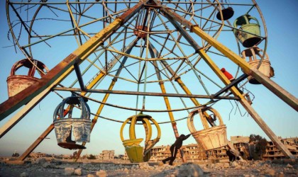 Suriyeli çocukların oyun alanı harabeye dönen lunaparklar