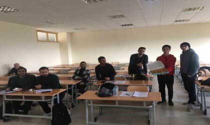 Suriyeli öğrenci, ülkesinin Esaddan kurtuluşunu sınıfta tatlı dağıtarak kutladı