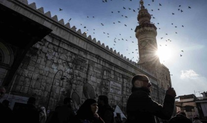 Suriyeliler Esad sonrası ilk cuma namazı için Emevi Camiine akın etti