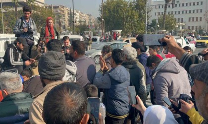 Suriyeliler Esadın heykelini parçalayıp, sürükledi