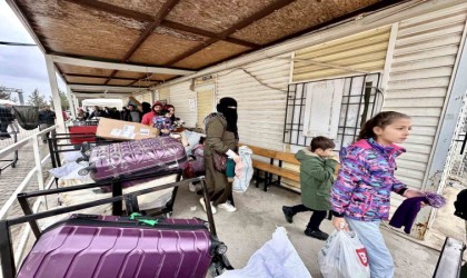 Suriyeliler Kilis Öncüpınar Gümrük Kapısından yurtlarına dönüyor