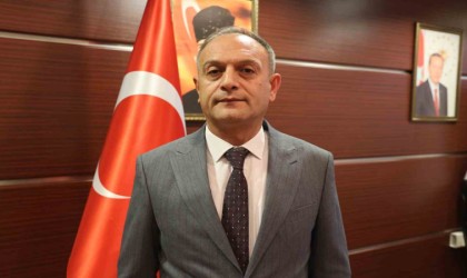 Sürücüler acil geçiş koridoru sağlayan ‘fermuar sistemini uygulayarak ambulansa yol verdi