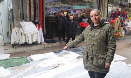 Tarihi çarşıdaki su ve çamura ‘halı ve perdeli çözüm