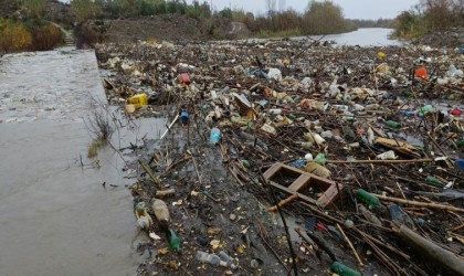 Taşköprüdeki çöp sorunu, tarihi yapıyı tehdit ediyor