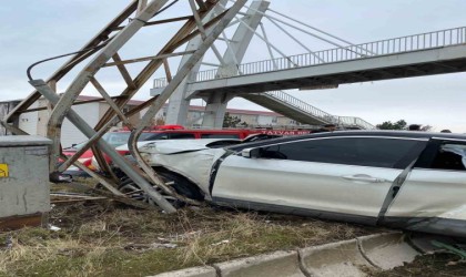 Tatvanda otomobil direğe çarptı: 1 yaralı