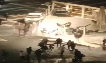 Tekme tokat birbirine girdiler: O anlar kamerada