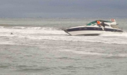 Tekne yan yattı: 2 kişi son anda kurtarıldı