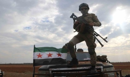 Tel Rıfatta Suriye Milli Ordusuna katılan Suriyeli gençler: Gelin, bizimle birlikte savaşın