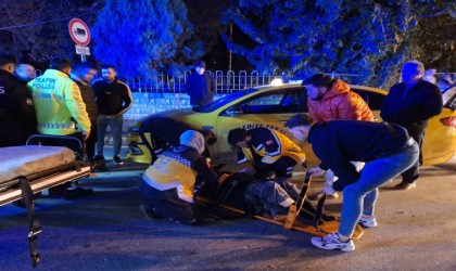 Ticari taksinin çarptığı kadın yaralandı