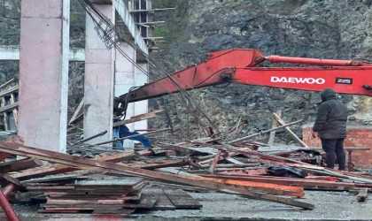 Trabzonda bir inşaatın iskelesi çöktü: 1 kayıp, 3 yaralı