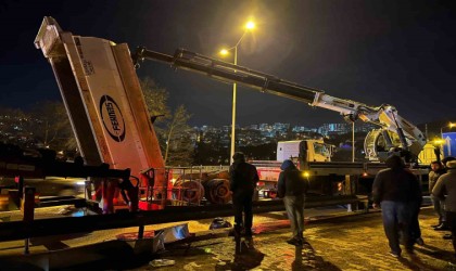 Trabzonda seyir halindeki kamyon damperi tabelaya çarptı