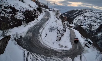 Trabzonda virajı alamayan minibüs uçuruma yuvarlandı: 1 ölü, 1 yaralı
