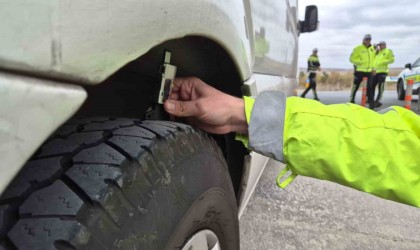 Trafik ekiplerinden sıkı denetim: Kış lastiği olmayan yandı