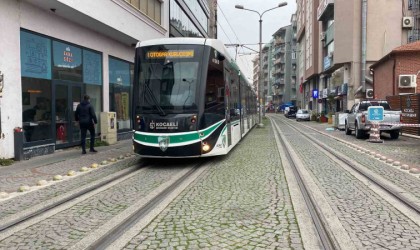 Tramvay yolundaki keyif uykusunu vatman bozdu