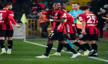 Trendyol Süper Lig: Gaziantep FK: 1 - Çaykur Rizespor: 0 (İlk yarı)