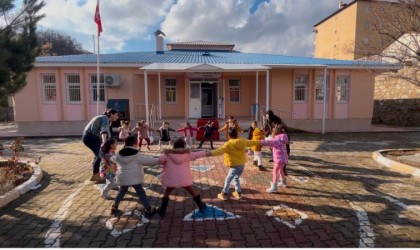 Tuncelide okul bahçeleri şenlik alanına döndü