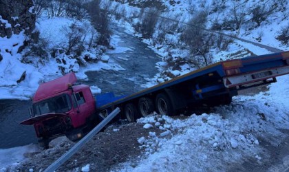 Tuncelide tır dereye uçtu