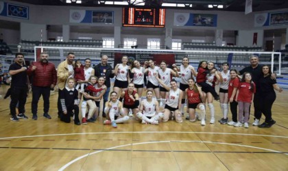 Turgutlu Kadın Voleybol Takımı rakibine geçit vermedi