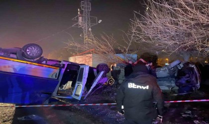 Turgutluda feci kaza... Hafif ticari araç ile işçi taşıyan kamyonet çarpıştı: 1i ağır 6 yaralı