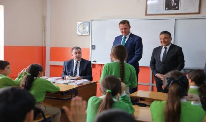 Türkiyenin Kitap Kurtları Yarışıyor projesi kapsamında öğrencilere kitapları dağıtıldı