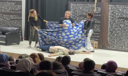 Ünlü isimlerin sahne aldığı Başka Sen Yok Ki ayakta alkışlandı