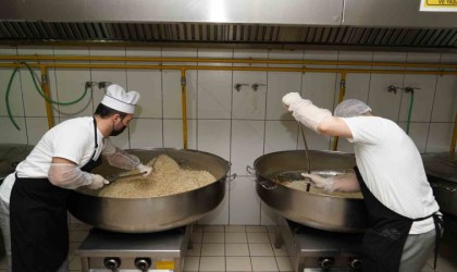 Üsküdar Belediyesi aşevlerinin kapasitesini artırdı: 5 bin vatandaşa sıcak yemek desteği