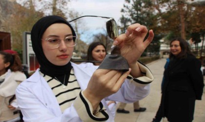 Uzmanı uyardı: Kazak, tülbent gibi eşyalarla gözlük camı silmek çok yanlış