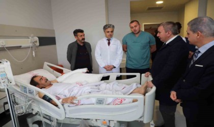 Vali Aydoğdu, otobüs kazasında yaralananları hastanede ziyaret etti