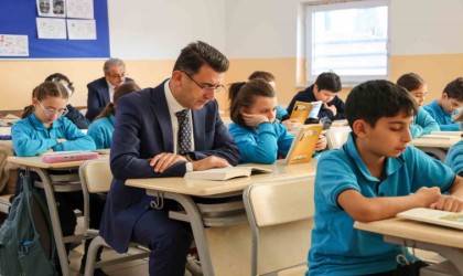 Vali Aygöl, öğrencilerle önce kitap okudu sonra voleybol oynadı