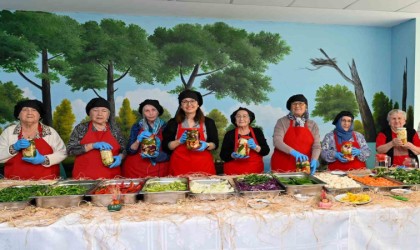 Vali Kaya, huzurevi sakinleriyle turşu kurdu