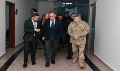 Vali Usta otobüs kazasında yaralananları ziyaret etti