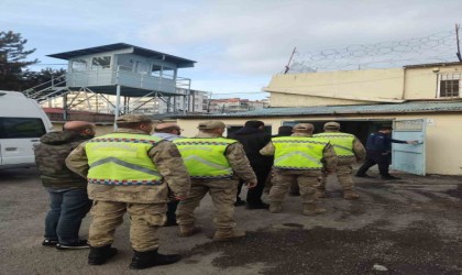 Vanda 5 düzensiz göçmen ile 4 organizatör yakalandı