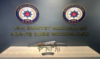 Vanda bir otomobilde uzun namlulu silah ele geçirildi