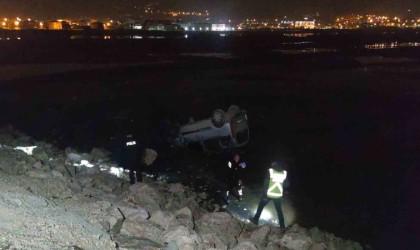 Vanda kamyonet göle uçtu: 2 yaralı