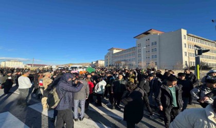 Vanda öğrenciler üst geçit için eylem yaptı