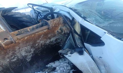 Vanda otomobil ile iş makinesi çarpıştı: 5 yaralı