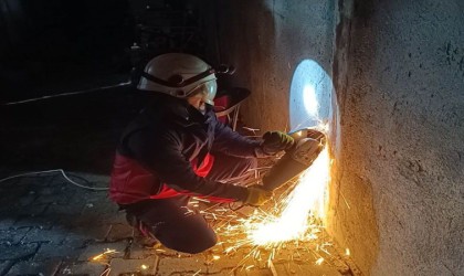 Vanda profil direk içerisinde mahsur kalan kedi kurtarıldı