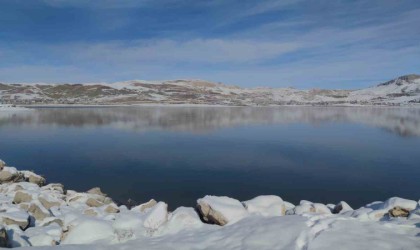 Vandaki Sıhke Göletinin yüzeyi kısmen dondu