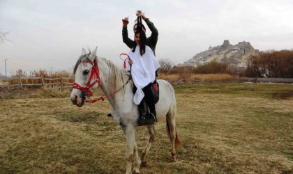 Vanlı kuaför at sırtında saç kesti