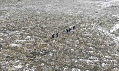 Vatandaş karanlıkta kalmasın diye elektrik direğini omuzlarında taşıdılar