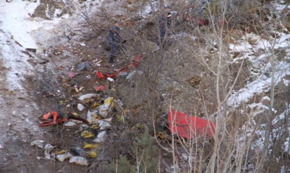 Virajı alamayan kamyon 100 metrelik uçurumdan uçtu, sürücü hayatını kaybetti