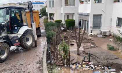 Yağış sonrası temizlikler devam ediyor