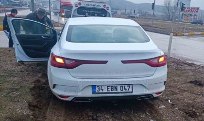 Yağmur nedeniyle kayganlaşan yolda otomobil refüje çıktı: 1 yaralı