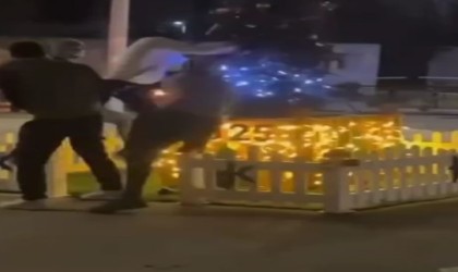 Yılbaşı ağacına baltalı saldırı kamerada