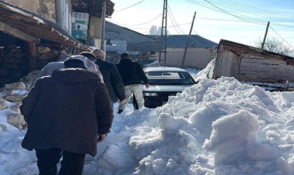 Yoğun kara rağmen görevini yerine getiren ekipler takdir topladı