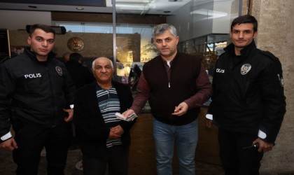 Yolda bulduğu bin 700 doları sahibine teslim etti