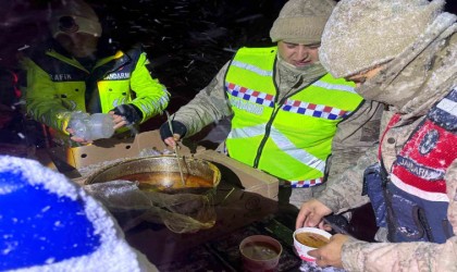 Yolda kalan tır şoförlerine sıcak çorba ikramı